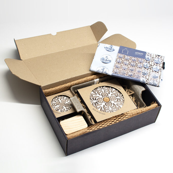 Pack Kitchen - Schürze + Backblech + Salz- und Pfefferstreuer + Kochplatte + Untersetzer 15 20