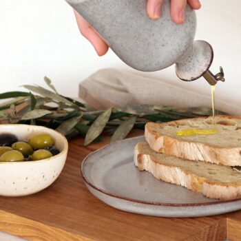 Olivenöl auf dem Tisch! Olivenölflasche aus der Breezy-Kollektion 30 Galheteiro cinza em cerâmica