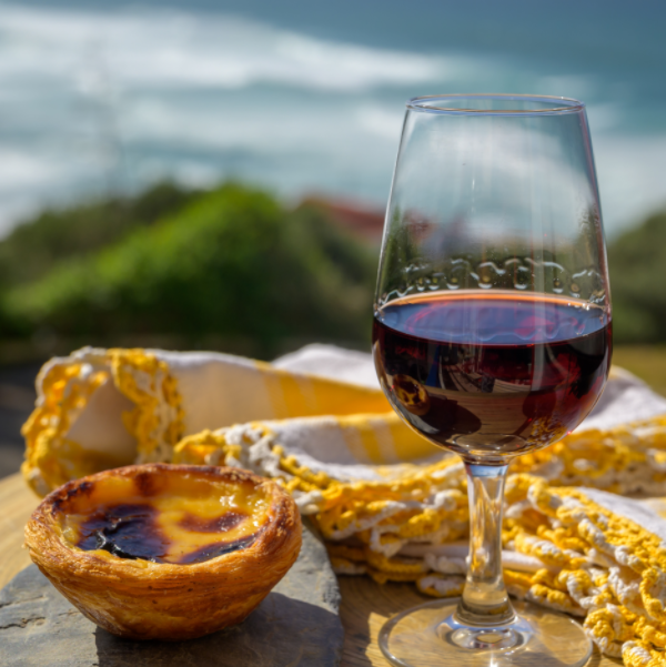 Portugiesische Süßigkeiten: ein Erbe voller Geschmack 2 Copo vinho pastel nata